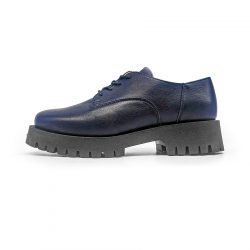 Schnürschuh mit dicker Sohle