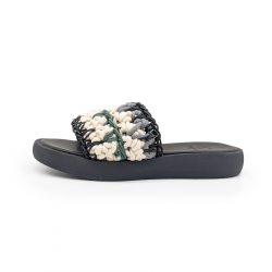 Pantolette mit handgehäkeltem Riemen