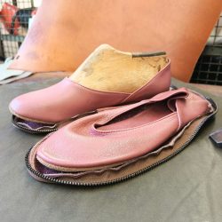 Werner1911 Hausschuh Bio-Ballerina in altrosa mit nickelfreiem Reißverschluss am Etui