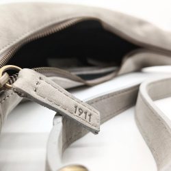 Werner 1911 Croissant Bag Fleckenstein grau mit dezentem Branding