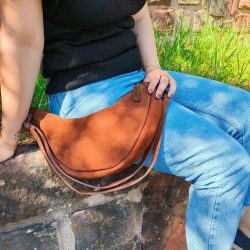 Werner 1911 Croissanr Bag Fleckenstein cognac im Sonnenlicht