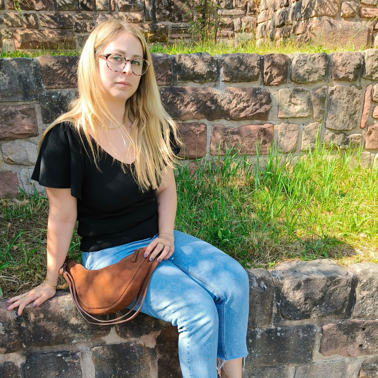 Werner 1911 Croissanr Bag Fleckenstein cognac im Sonnenlicht von Franzi getragen