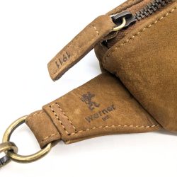 Werner 1911 Hip Bag Kronborg in Karamell mit Branding