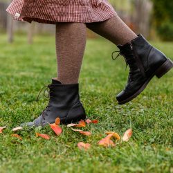 Werner 1911 Bio-Schnürstiefel Otter in Mokka kombiniert mit Wollstrumpfhose