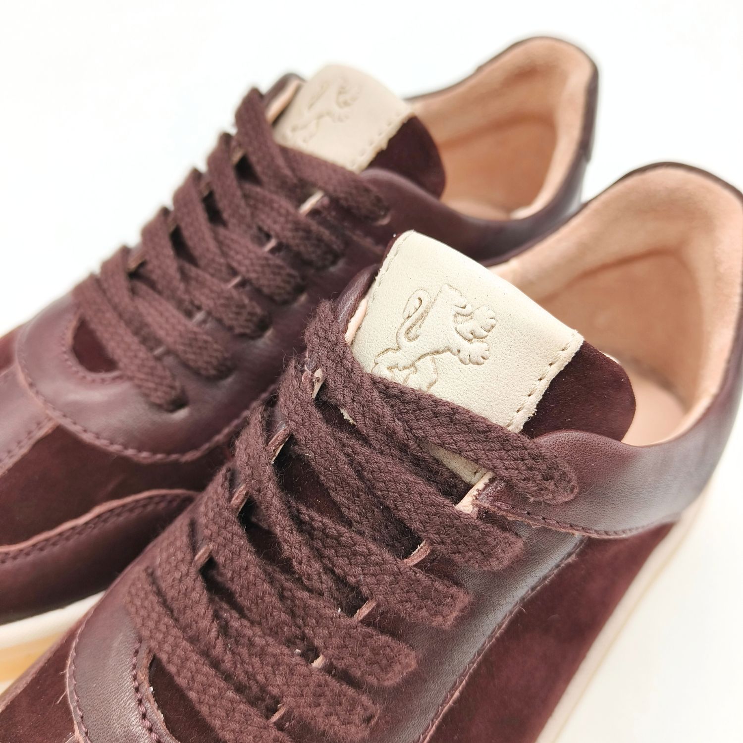 Werner1911 Bio-Sneaker Eichelhäher in bordeaux mit Löwe auf der Lasche