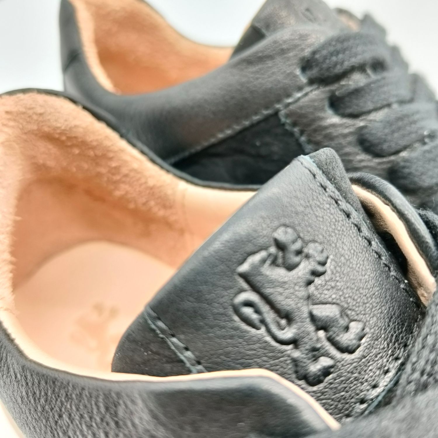 Werner1911 Bio-Sneaker Eichelhäher in schwarz Löwe auf der Lasche