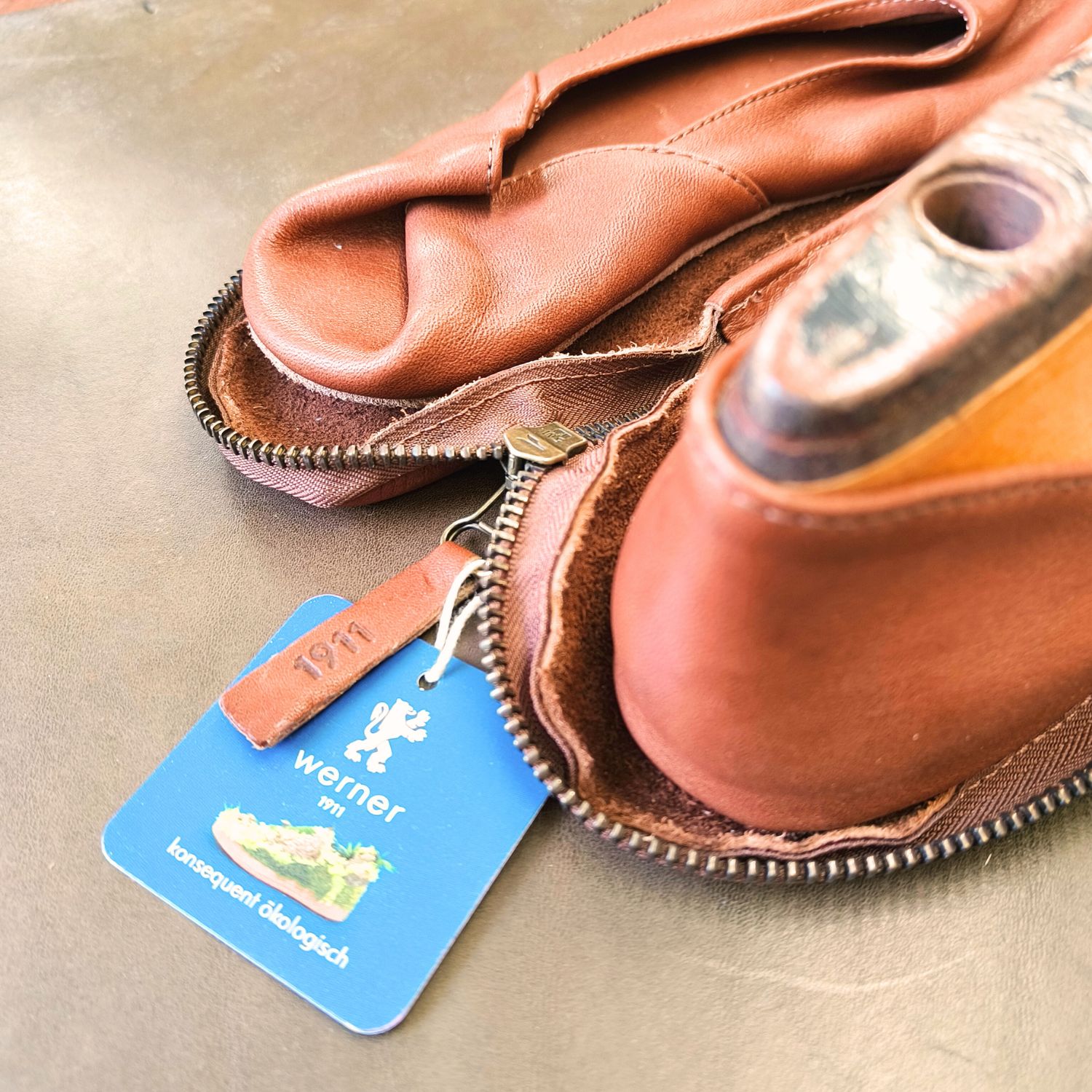 Werner1911 Hausschuh Bio-Ballerina Koala in kastanienbraun mit nickelfreiem Reißverschluss am Etui