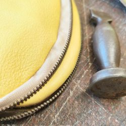 Werner1911 Hausschuh Bio-Ballerina in gelb mit nickelfreiem Reißverschluss am Etui