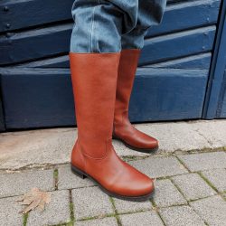 Werner 1911 Bio Stiefel mit hohem Schaft Komori in Kastanienbraun vor Werner´s Tür