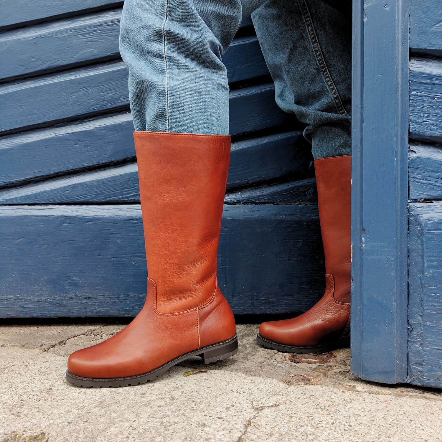 Werner 1911 Bio Stiefel mit hohem Schaft Komori in Kastanienbraun mit Jeans kombiniert