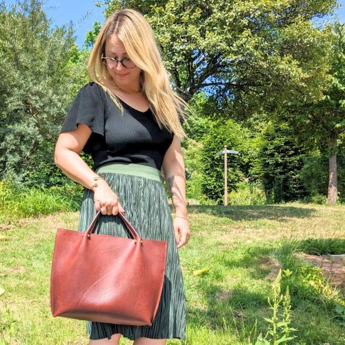 Werner1911 Shopper Guttenburg Dark Choc in der Hand