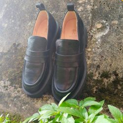 Werner1911 Bio Chunky Loafer Uferschwalbe in schwarz auf der Mauer