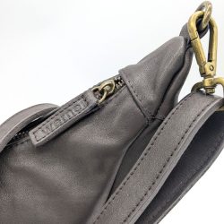 Werner 1911 Croissant Bag Fleckenstein in mokka mit dezentem Branding