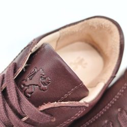 Werner 1911 Bio-Sneaker Eistaucher in dunklem bordeaux mit Löwe auf der Lasche