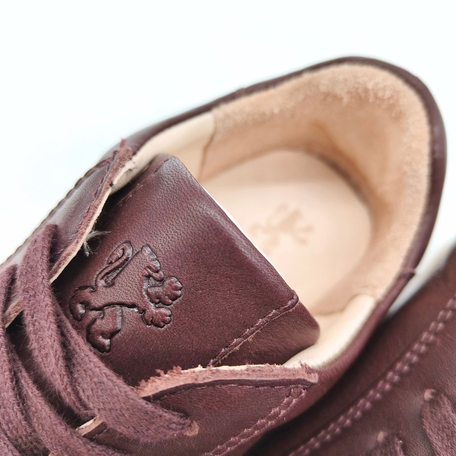 Werner 1911 Bio-Sneaker Eistaucher in dunklem bordeaux mit Löwe auf der Lasche