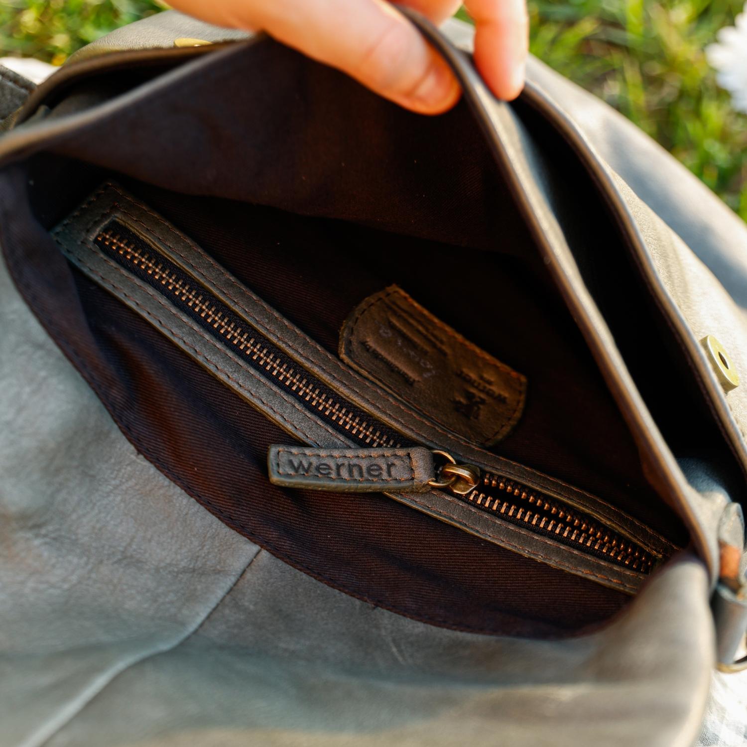 Werner 1911 Bio-Tasche Staffenburg in Grün mit viel Platz getragen von Lena