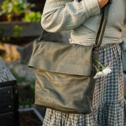 Werner 1911 Bio-Tasche Staffenburg in Grün getragen von Lena