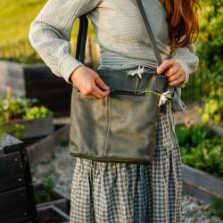 Werner 1911 Bio-Tasche Staffenburg in Grün getragen von Lena in Kombination mit nachhaltiger Mode