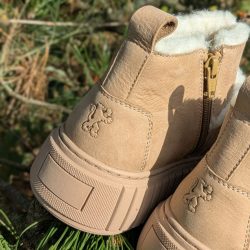 Werner 1911 Bio-Low Boot Wildschaf in beige mit Löwe und Reißverschluss
