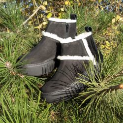 Werner 1911 Bio Low Boot Wildschaf in schwarz mit weißer Schurwolle