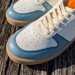 Werner 1911 Bio-Sneaker Weidenammer in bunt (weiß, hellblau, orange) mit runder Spitze