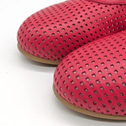 Werner 1911 Bio-Ballerina Weißdorn mit Perforierung in rot mit runder Spitze