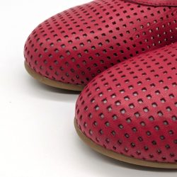 Werner 1911 Bio-Ballerina Weißdorn mit Perforierung in rot mit runder Spitze