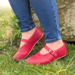 Werner 1911 Bio-Ballerina Weißdorn mit Perforierung in rot in Kombination mit Jeans