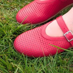 Werner 1911 Bio-Ballerina Weißdorn mit Perforierung in rot Details