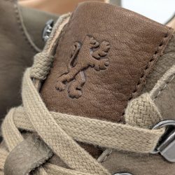Werner 1911 Trekking Halbschuh Herren Yak in taupe mit Löwe auf der Lasche