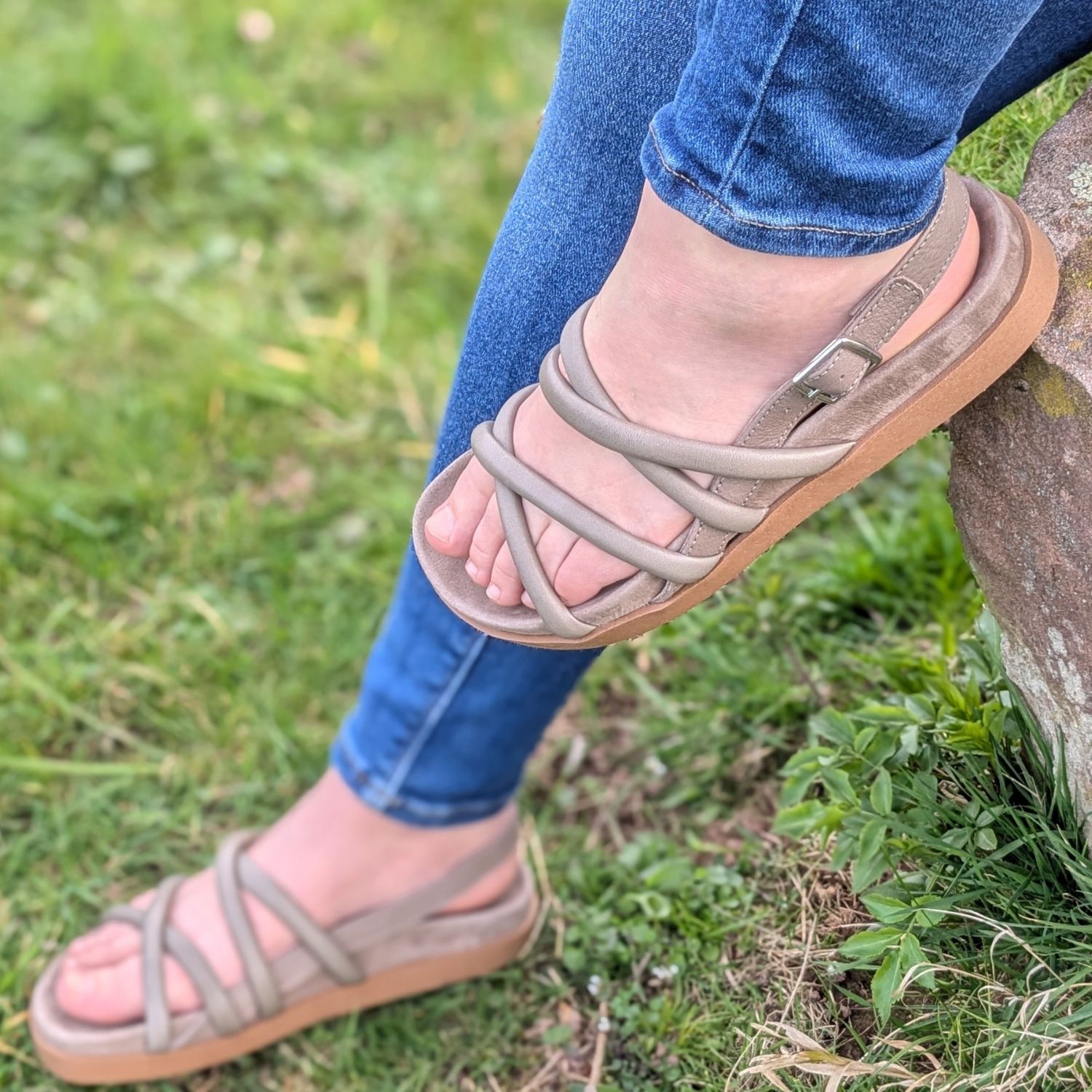 Werner 1911 Bio-Sandale Liguster in Taupe in Kombination mit Jeans