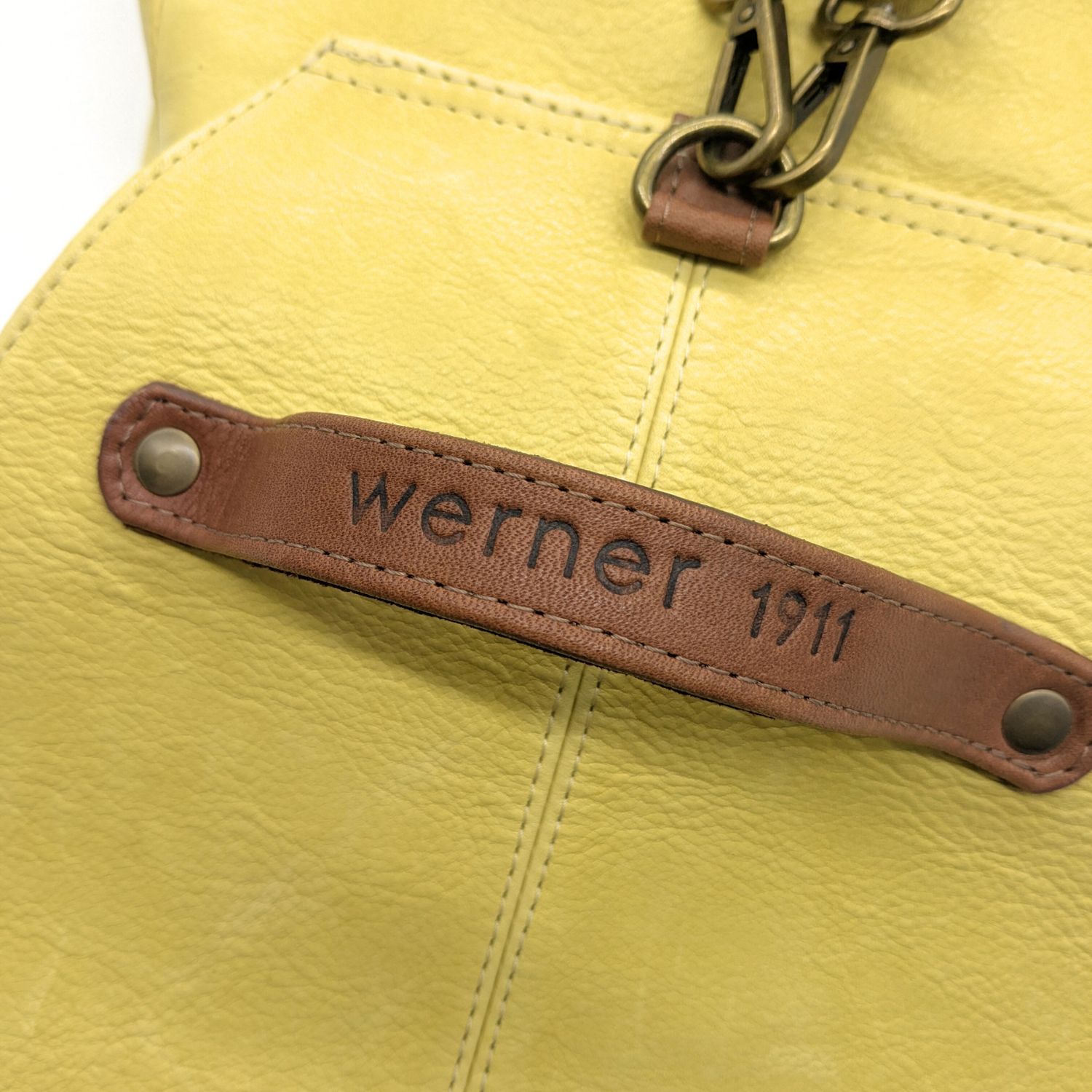 Werner 1911 Bioleder Rucksack Löwenstein in Gelb mit Trageriemen in Kastanienbraun