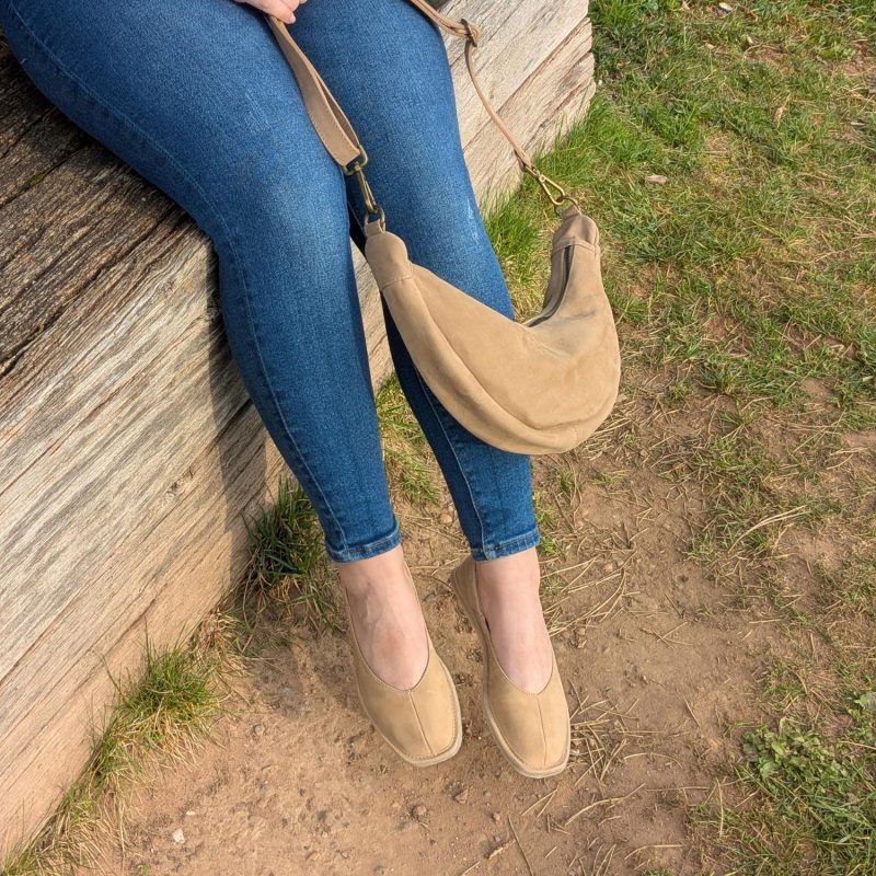 Werner 1911 Bio-Ballerina Rüsselkäfer in karamell in Kombination mit Handtasche Fleckenstein