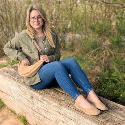 Werner 1911 Bio-Ballerina Rüsselkäfer in karamell im Park mit Jeans und leichter Jacke