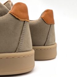 Werner 1911 Bio-Sneaker mit Perforation Wiesenpieper in Taupe mit Nappaledereinsatz in Orange an der Ferse