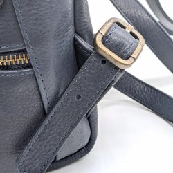 Werner 1911 Bio-Rucksack Madenburg in Dunkelblau mit Metallteilen in Alt-Gold